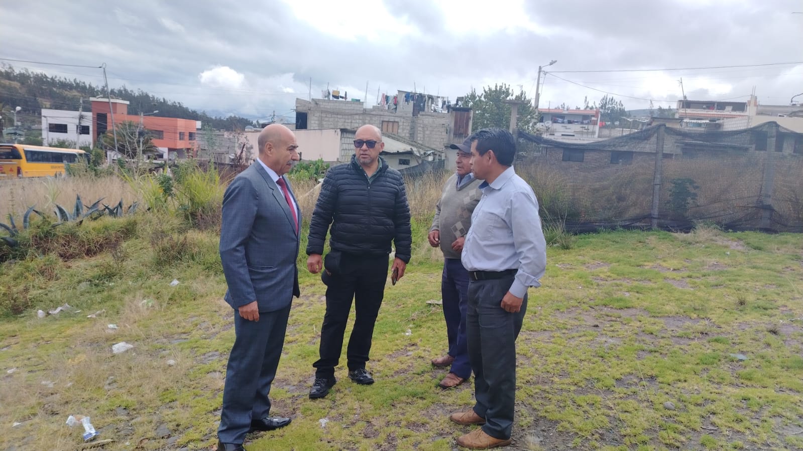 AUTORIDADES INSPECCIONAN PREDIO EXPROPIADO PARA NUEVO MERCADO EN PICAIHUA